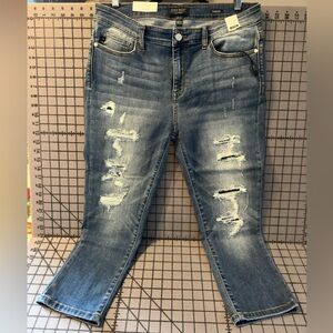 NWT JUDY BLUE Capri Fit Distressed Patched Cropped Jeans (15)